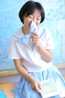 妺妺坐在我腿上勃起弄了视频